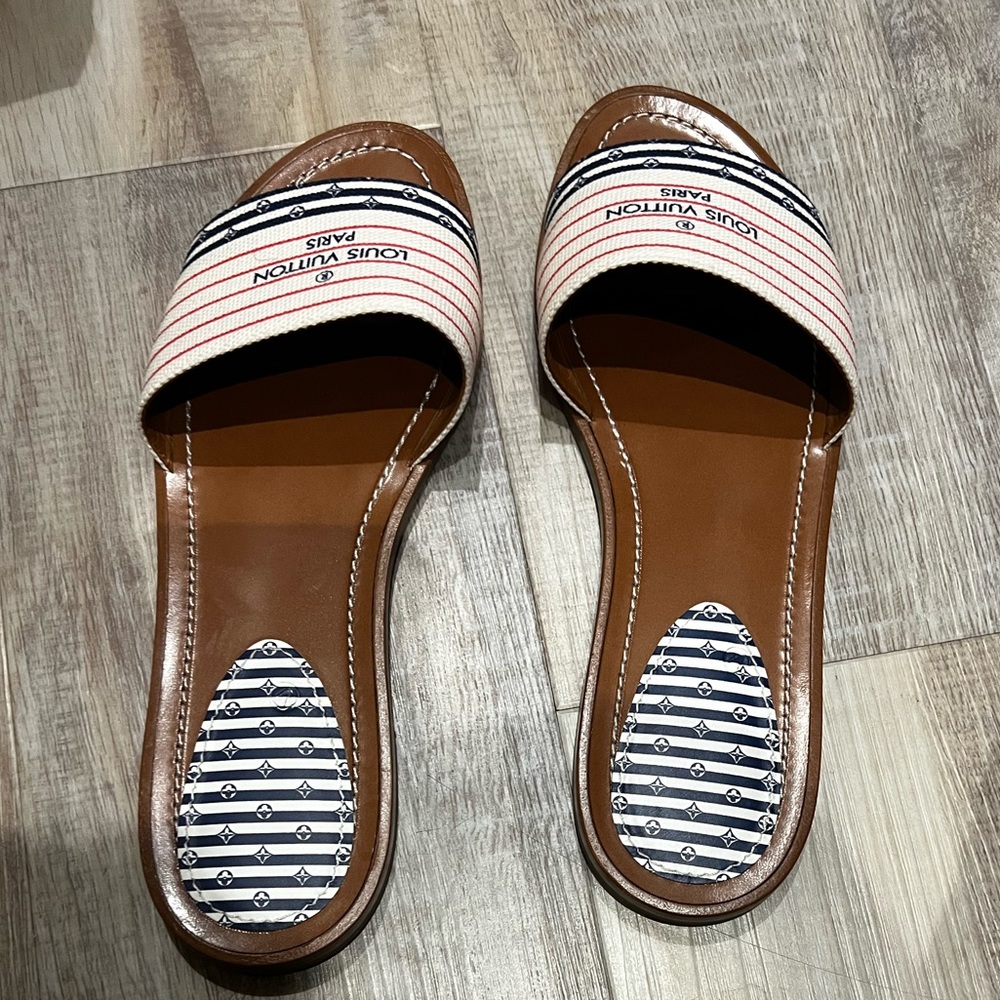 LV Lock It Slides size 39 Brand new